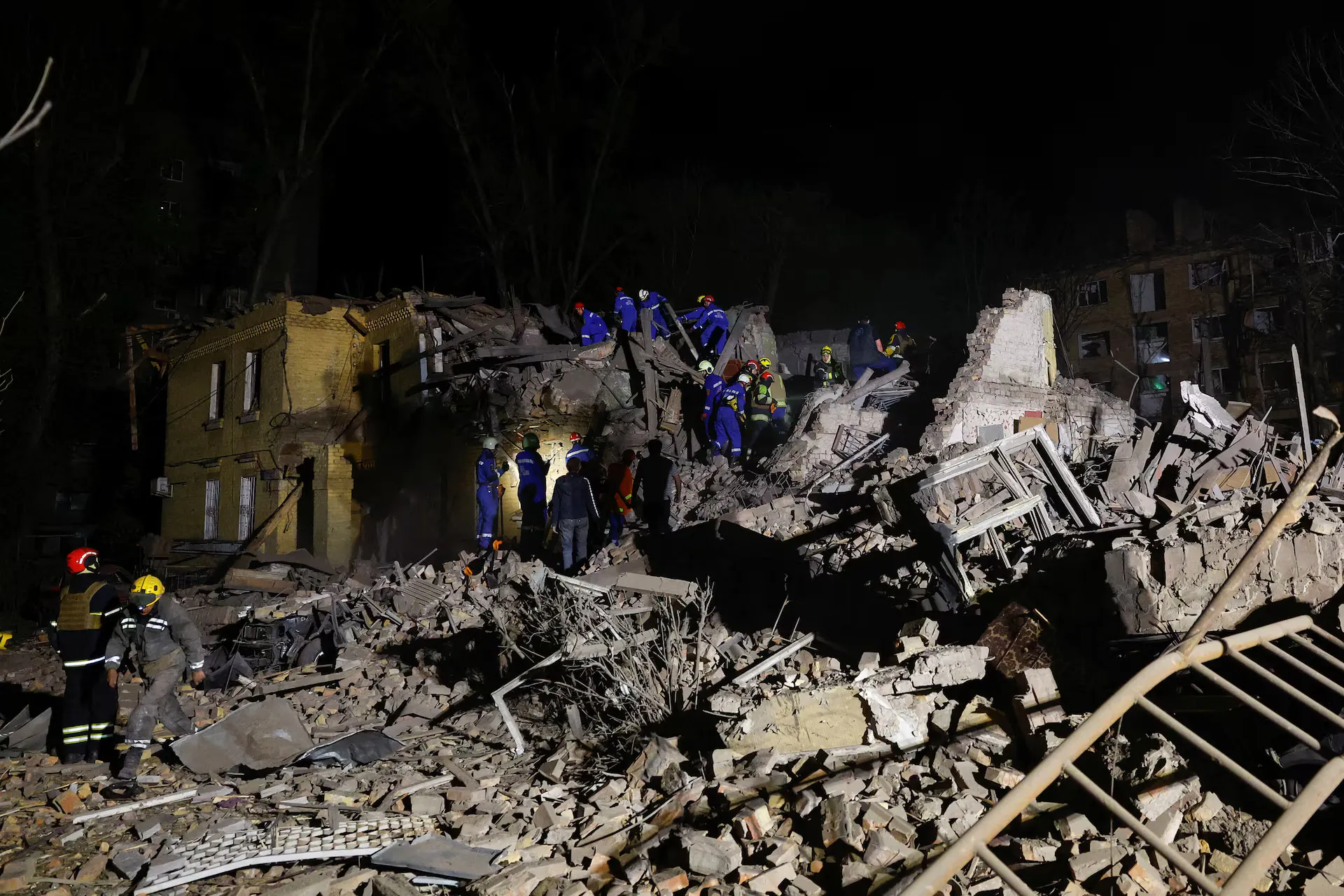 Рятувальники працюють на місці ураження житлового будинку російською балістичною ракетою на тлі нападу Росії на Україну, Київ, Україна, 24 квітня 2025 року.